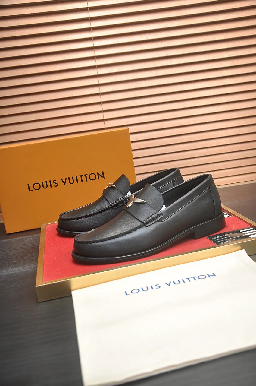 Men's men's shoes 💰560💶 [LV] (original single cowhide lining) 🍀LV's latest genuine leather business suit shoes are launched simultaneously on the official website. The first-layer cowhide imported from Italy is made of heavy gold, 💥1:1 rubber outsole from the official website. Versatile to wear, high-end without losing class, and the color combination is extraordinary. This four-season style is alluring when worn on your feet, showing off your big-name flair. Standard code 38-44 (45 customized)
